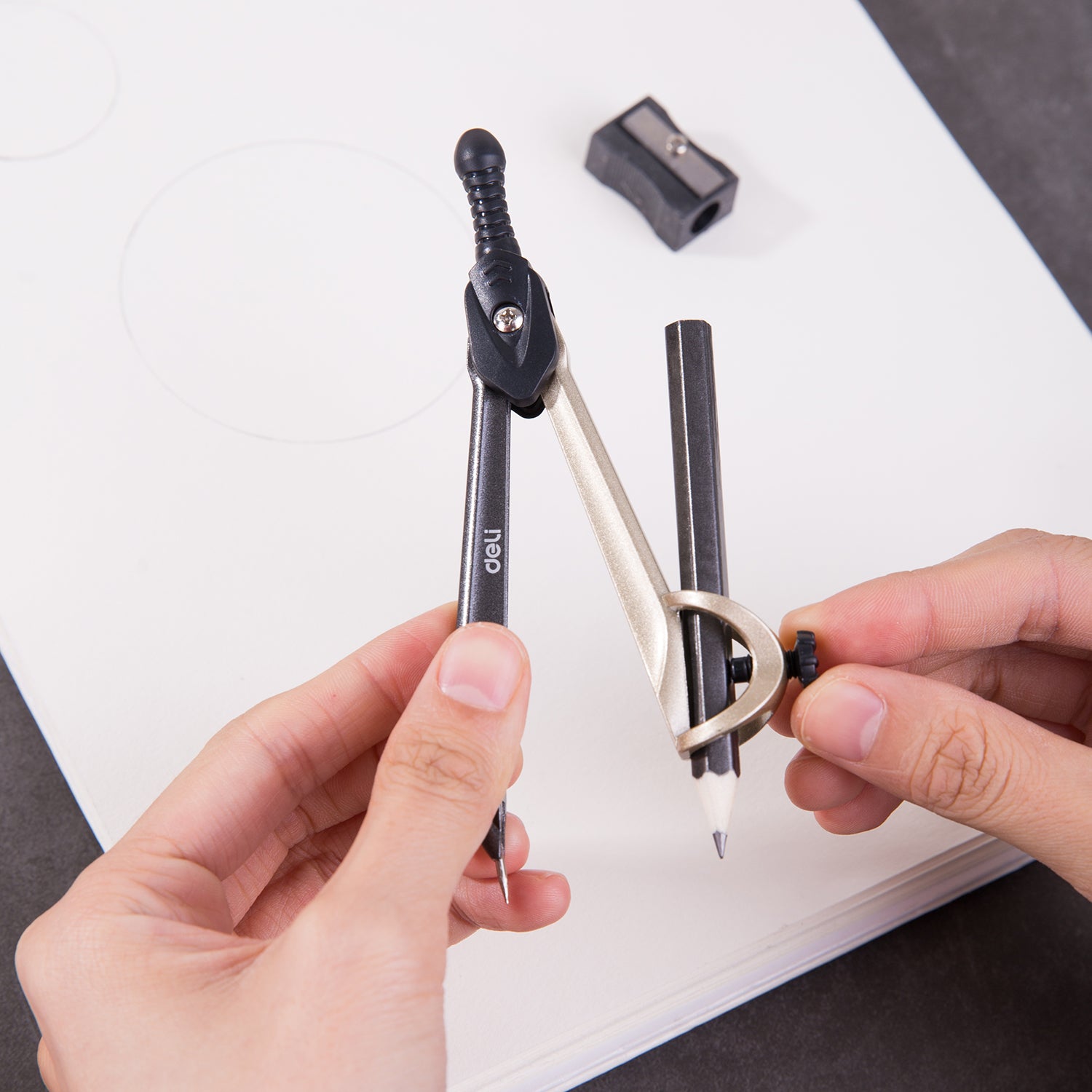 Juego de Geometría Ultra Flexible| 4 piezas| DELI
it de herramientas de dibujo duraderas con transportador, triángulo y borrador para proyectos escolares y de arte